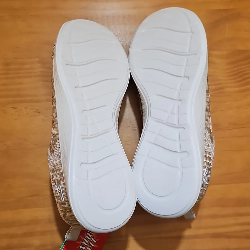 Skechers Womens Tan Go Step Sneaker Size 9 Wide